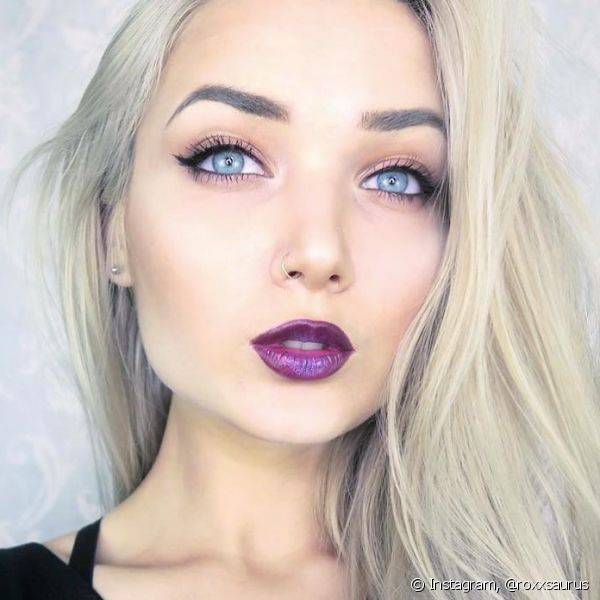 Para garantir a leveza da maquiagem, o truque ? deixar a pele com cobertura leve e destacar os pontos altos do rosto aplicando iluminador (Foto: Instagram @roxxsaurus)